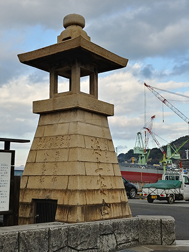 波止浜港の石造灯明台の写真